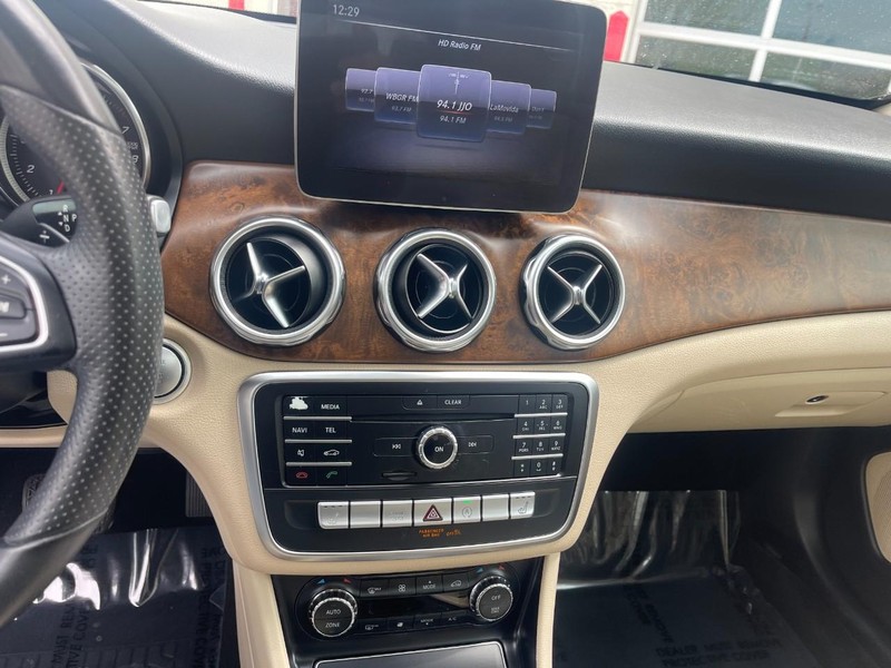 Mercedes-Benz GLA Vehicle Image 32