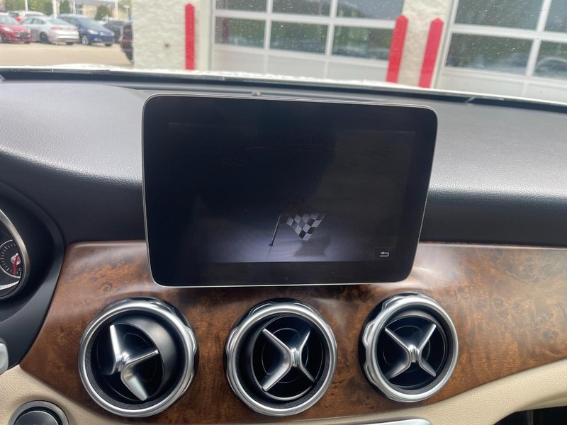 Mercedes-Benz GLA Vehicle Image 33