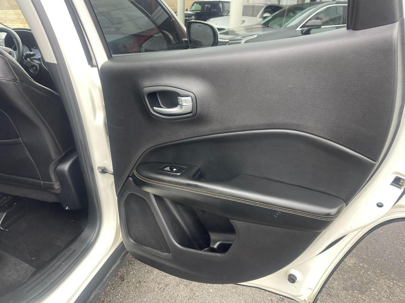 Jeep Compass Vehicle Image 11