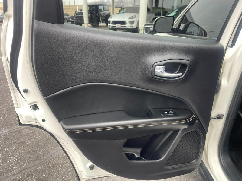 Jeep Compass Vehicle Image 14