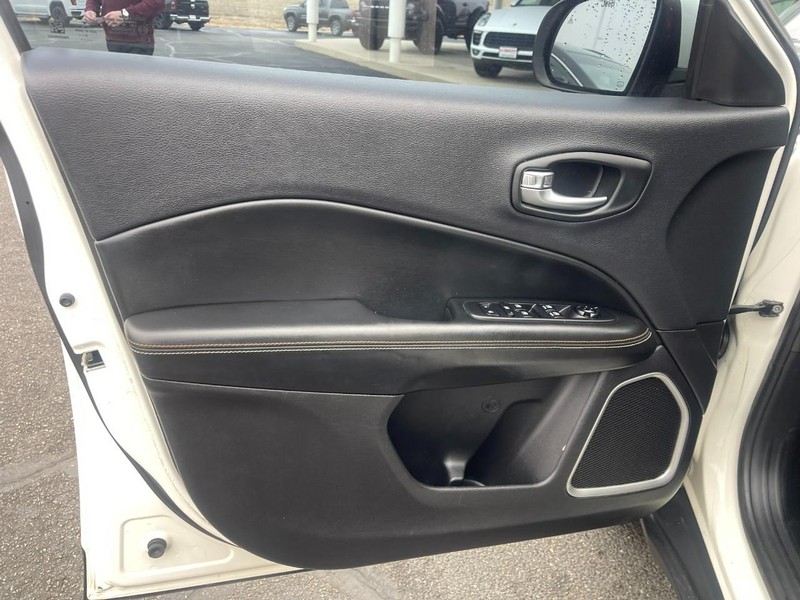 Jeep Compass Vehicle Image 17