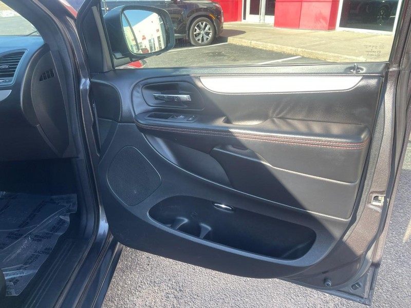Dodge Grand Caravan Vehicle Image 11