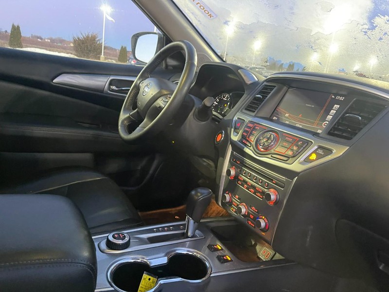 Nissan Pathfinder Vehicle Image 02