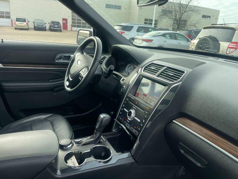 Ford Explorer Vehicle Image 02