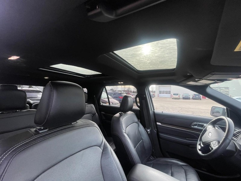 Ford Explorer Vehicle Image 03