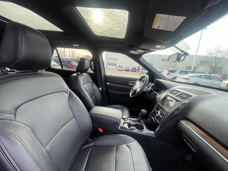 Ford Explorer Vehicle Image 04