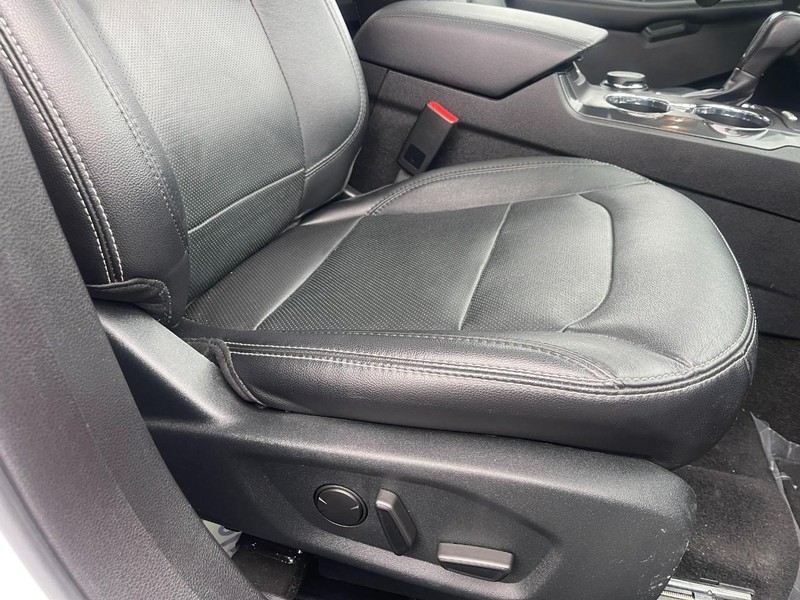 Ford Explorer Vehicle Image 09