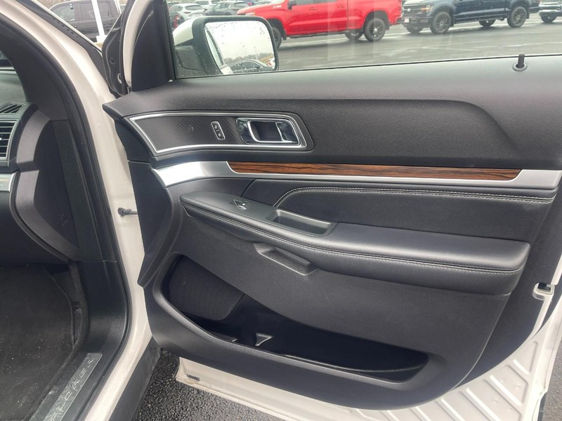 Ford Explorer Vehicle Image 10