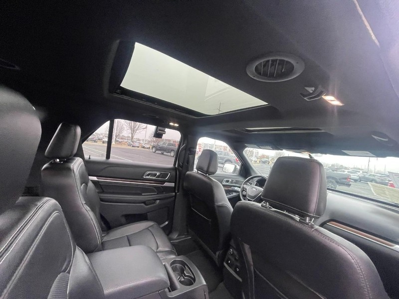 Ford Explorer Vehicle Image 13