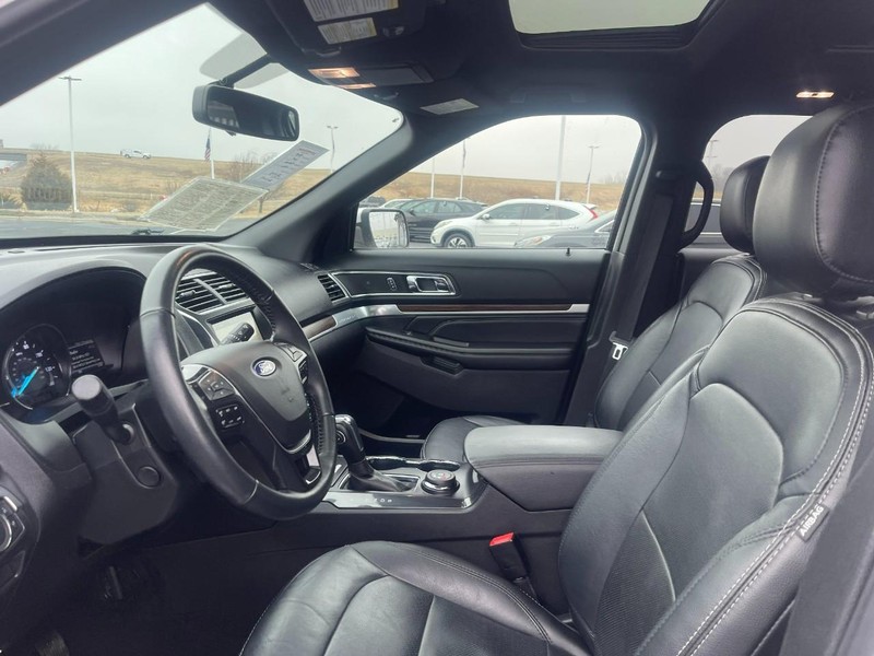 Ford Explorer Vehicle Image 17