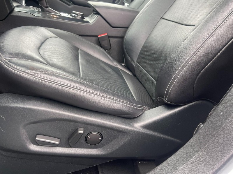 Ford Explorer Vehicle Image 18