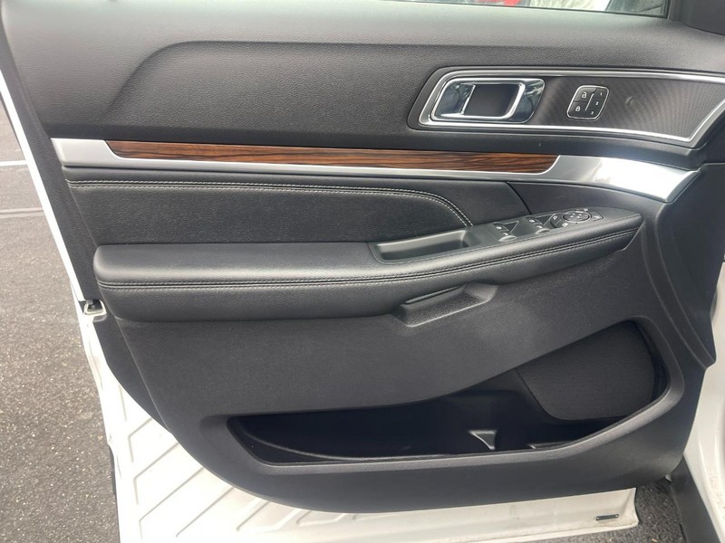 Ford Explorer Vehicle Image 19