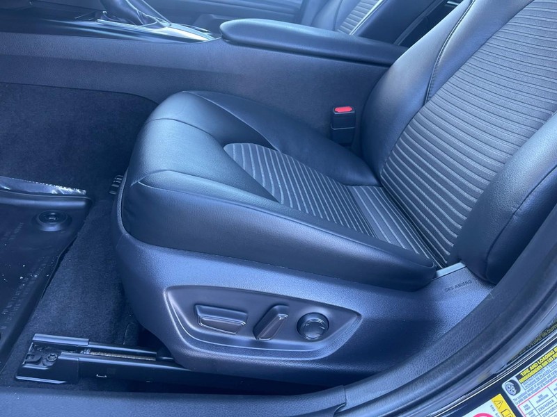 Toyota Camry Vehicle Image 12