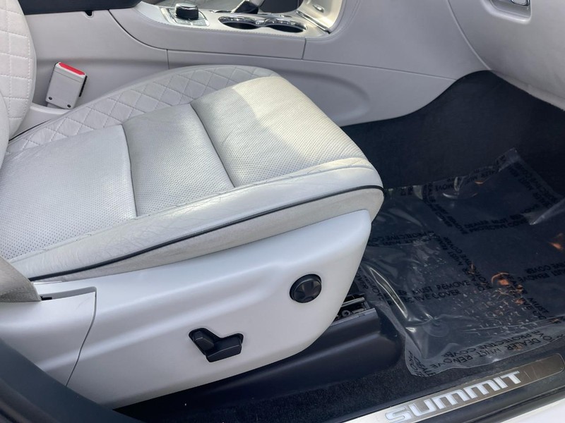 Jeep Grand Cherokee Vehicle Image 09