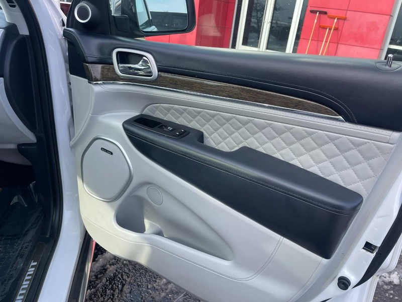 Jeep Grand Cherokee Vehicle Image 10