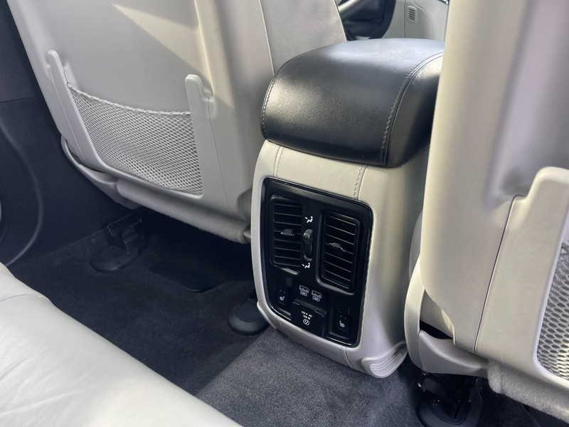 Jeep Grand Cherokee Vehicle Image 13