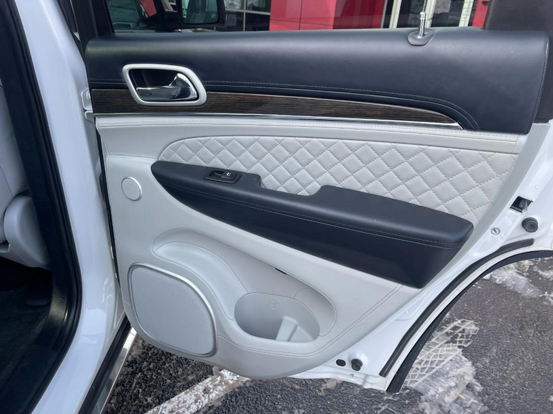 Jeep Grand Cherokee Vehicle Image 14