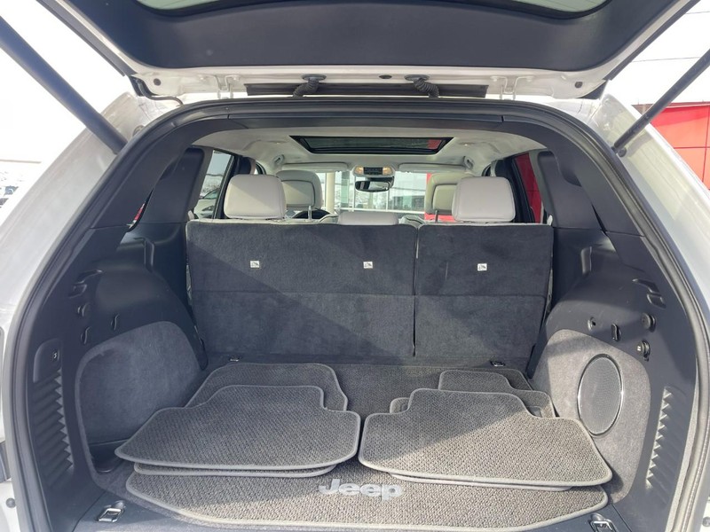 Jeep Grand Cherokee Vehicle Image 15