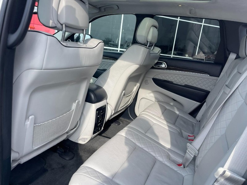 Jeep Grand Cherokee Vehicle Image 17