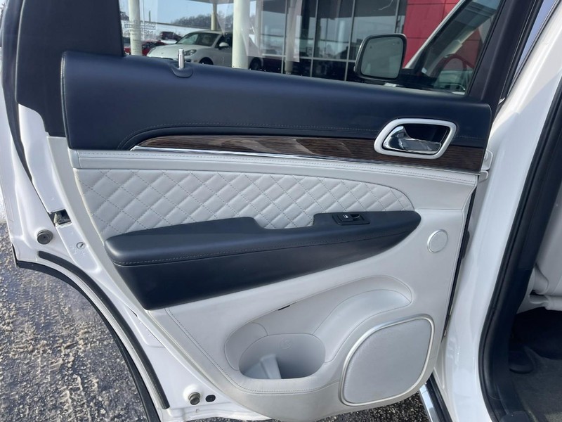 Jeep Grand Cherokee Vehicle Image 18