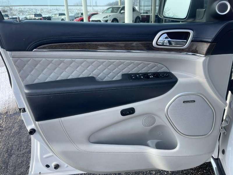 Jeep Grand Cherokee Vehicle Image 21