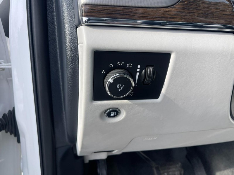 Jeep Grand Cherokee Vehicle Image 24