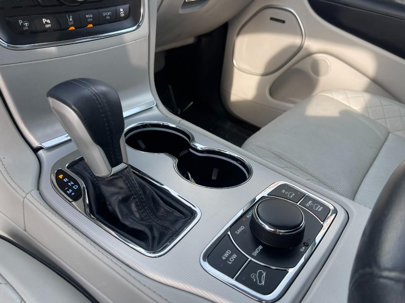 Jeep Grand Cherokee Vehicle Image 27