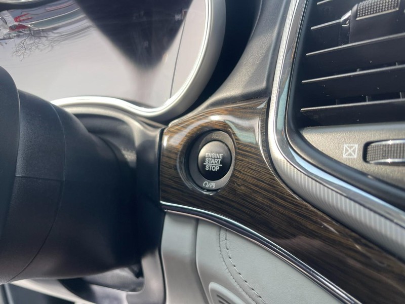 Jeep Grand Cherokee Vehicle Image 36