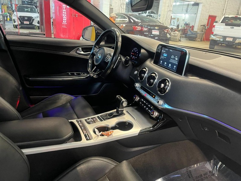 Kia Stinger Vehicle Image 09