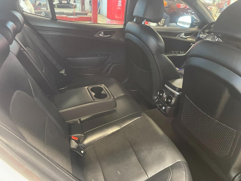 Kia Stinger Vehicle Image 13
