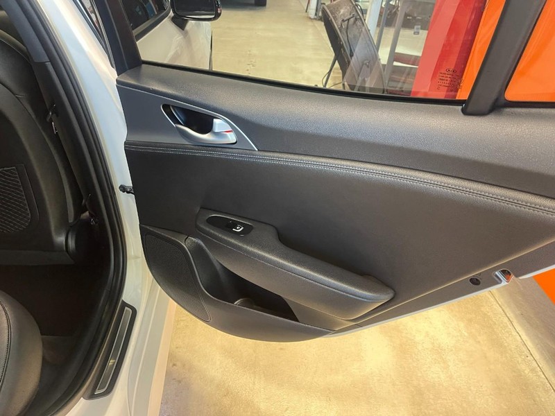 Kia Stinger Vehicle Image 15