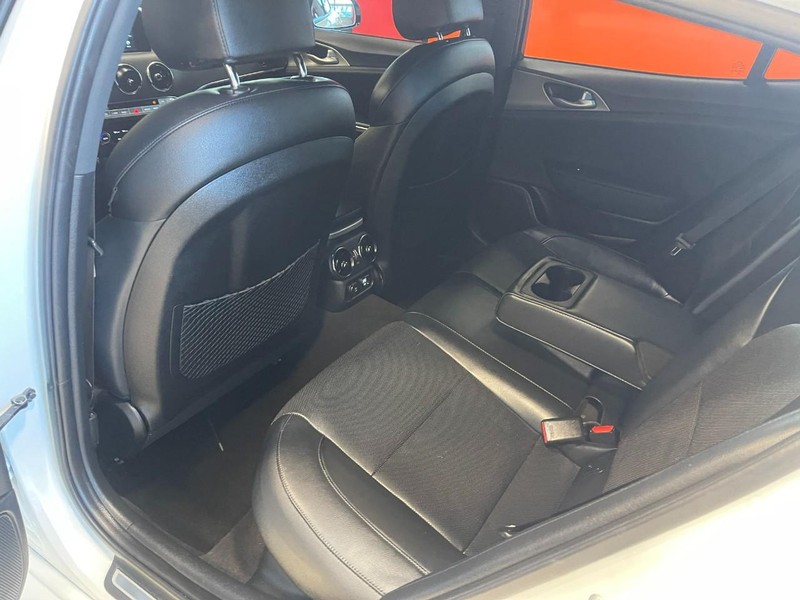 Kia Stinger Vehicle Image 17