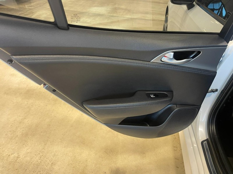 Kia Stinger Vehicle Image 18