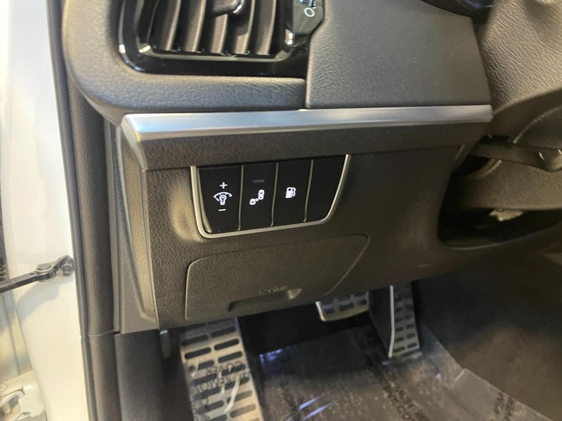 Kia Stinger Vehicle Image 23