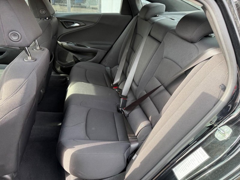 Chevrolet Malibu Vehicle Image 11