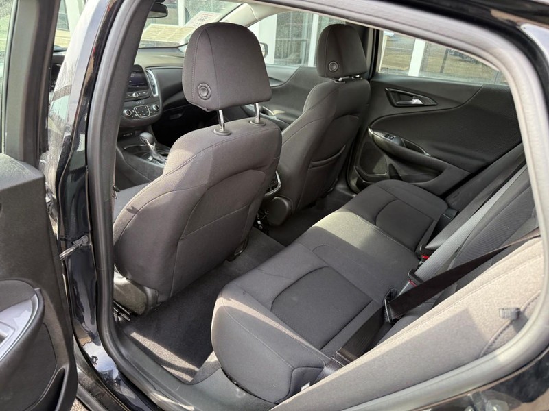 Chevrolet Malibu Vehicle Image 12