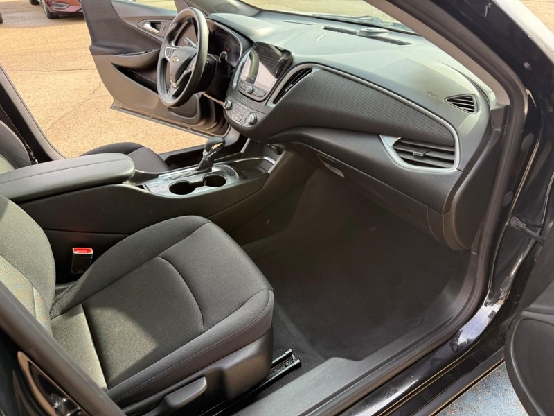 Chevrolet Malibu Vehicle Image 16