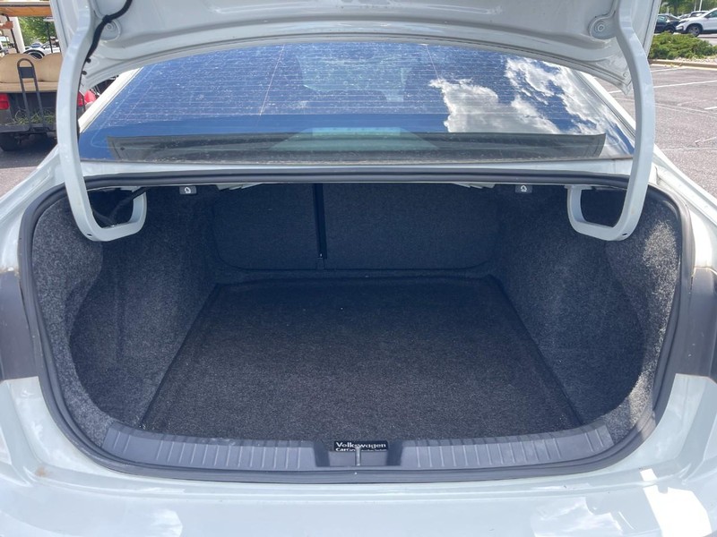 Volkswagen Jetta GLI Vehicle Image 09