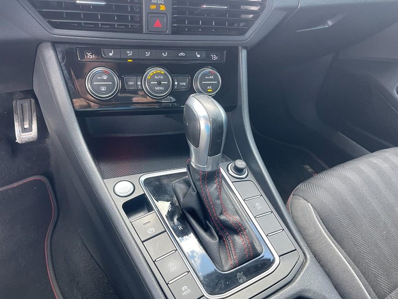 Volkswagen Jetta GLI Vehicle Image 15