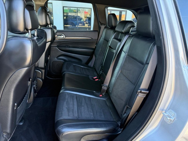 Jeep Grand Cherokee Vehicle Image 11