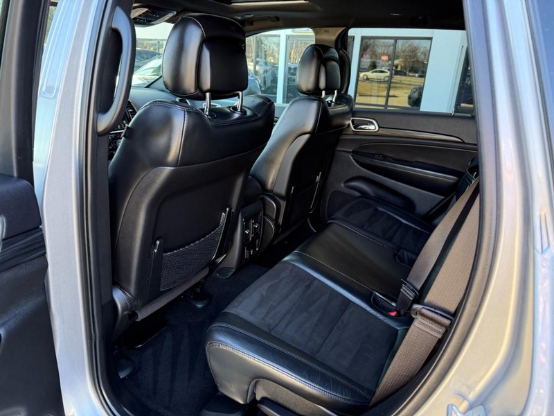 Jeep Grand Cherokee Vehicle Image 12