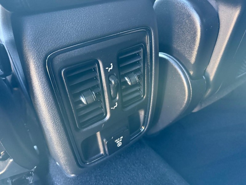 Jeep Grand Cherokee Vehicle Image 13