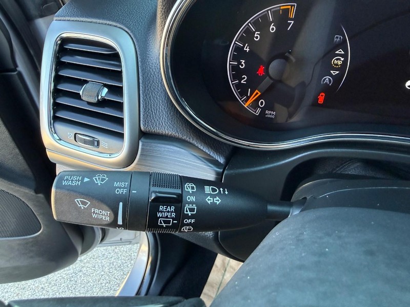 Jeep Grand Cherokee Vehicle Image 23