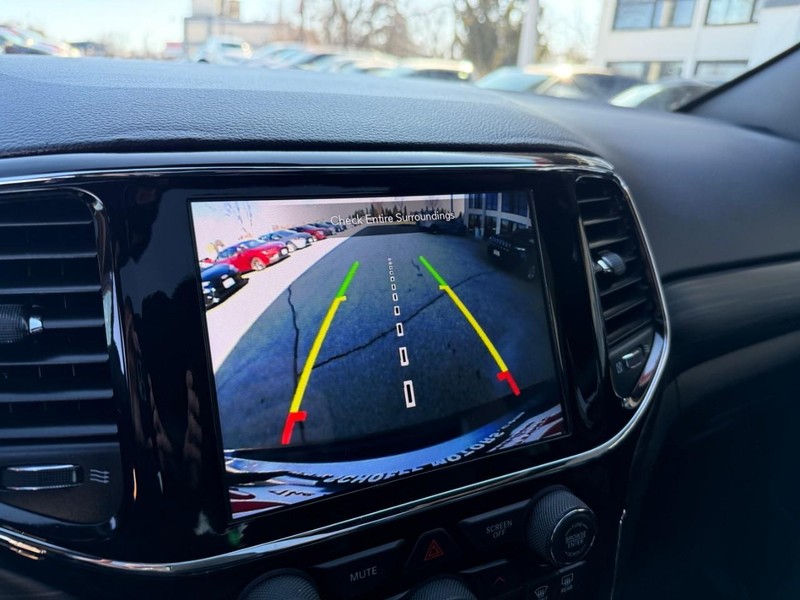 Jeep Grand Cherokee Vehicle Image 29