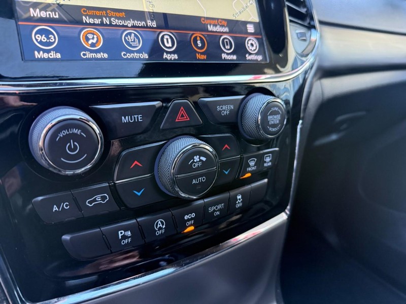 Jeep Grand Cherokee Vehicle Image 31