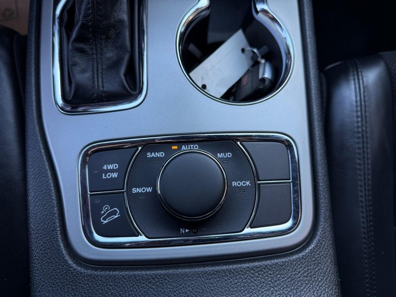 Jeep Grand Cherokee Vehicle Image 33