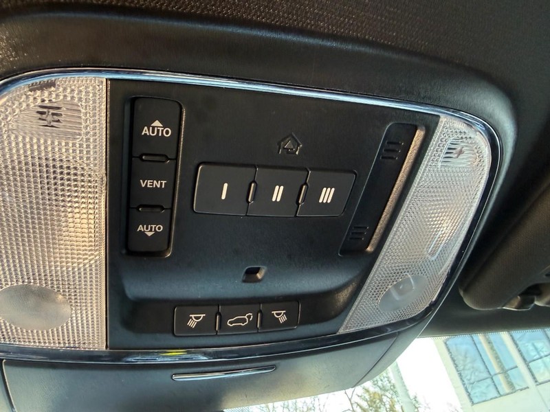 Jeep Grand Cherokee Vehicle Image 35