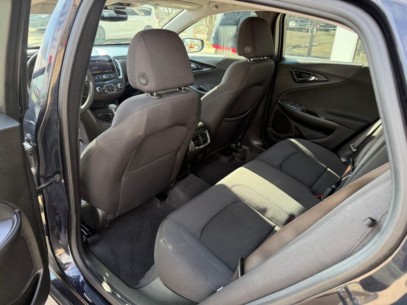 Chevrolet Malibu Vehicle Image 12