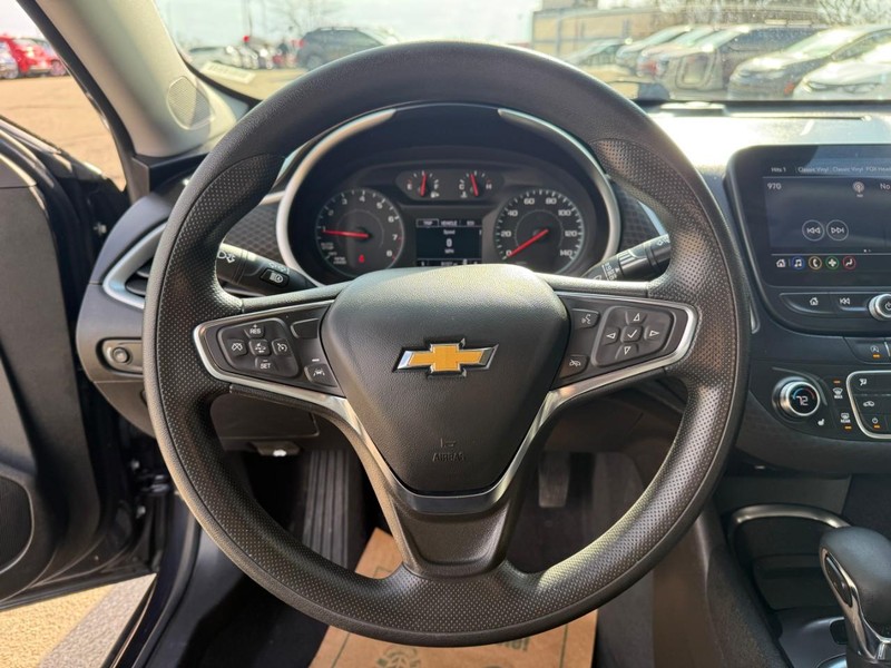 Chevrolet Malibu Vehicle Image 18