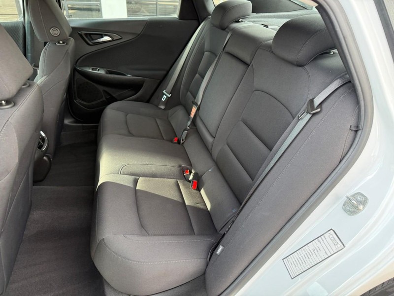 Chevrolet Malibu Vehicle Image 11